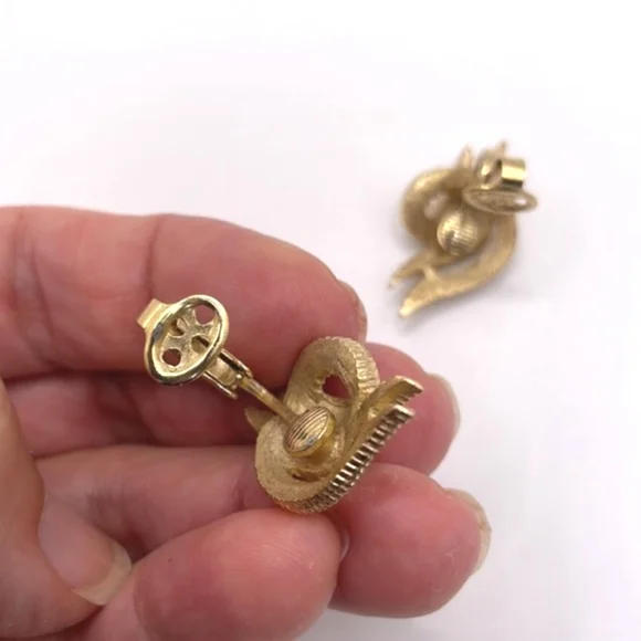 Crown Trifari Signed Vintage Brushed Gold Abstract Leaf Clip-on Earrings - Picture 7 of 9